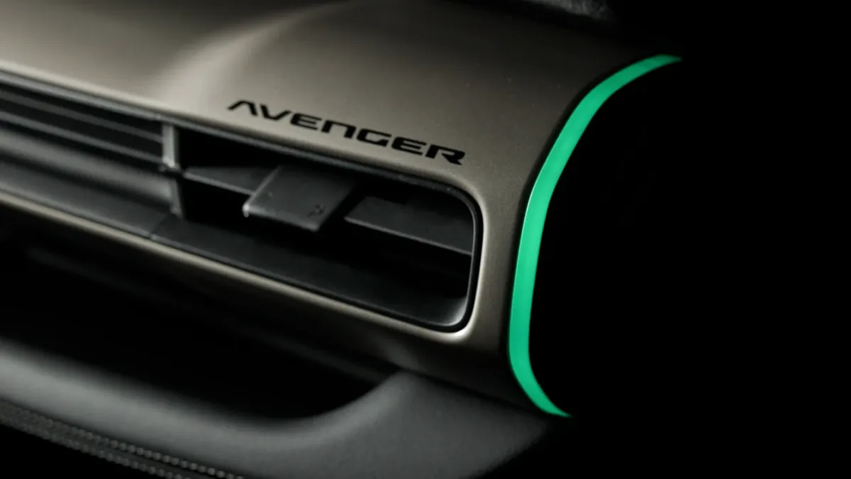 Detalle del tablero con el nombre Avenger e iluminación ambiental