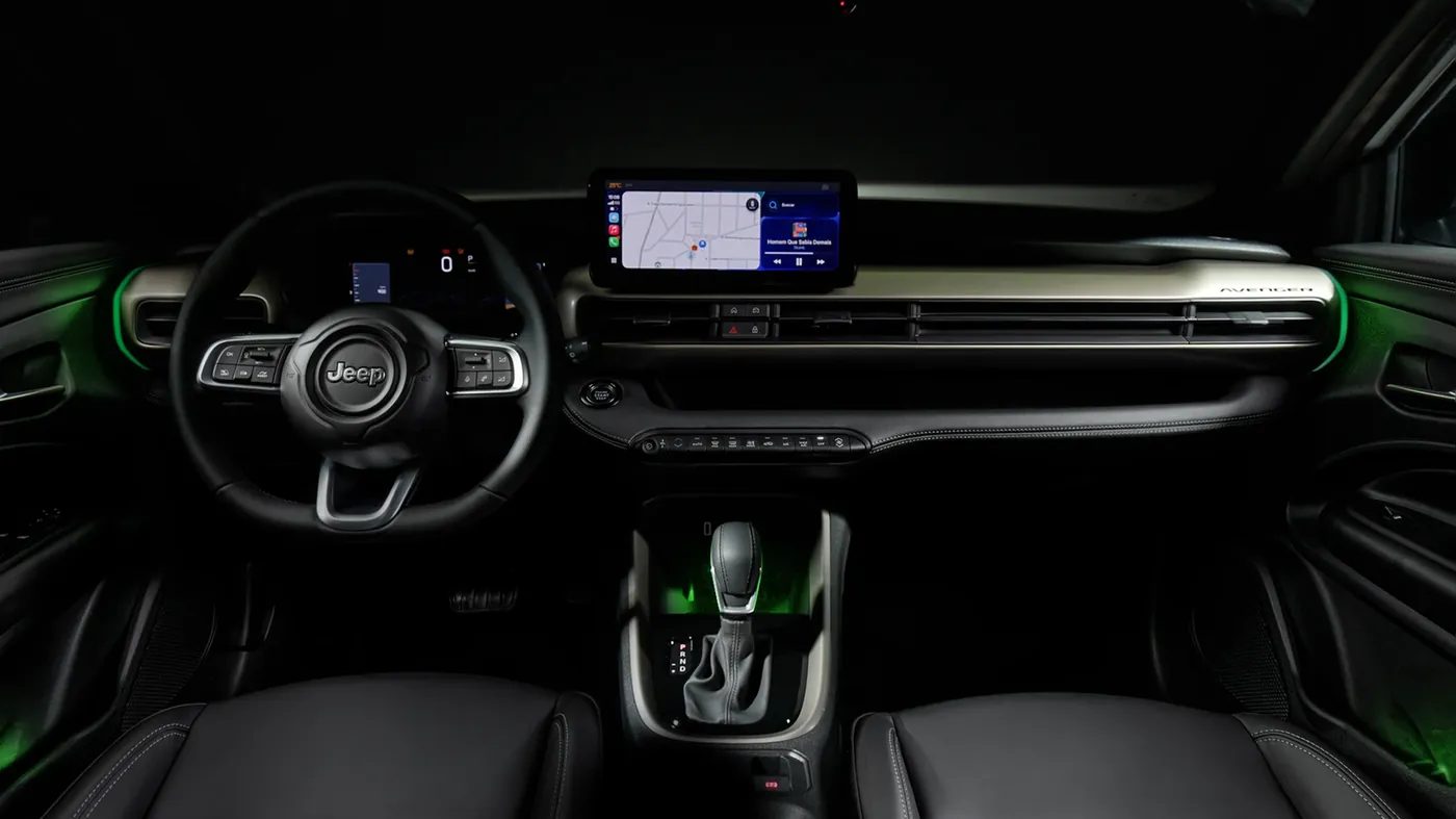 Interior del Avenger con pantalla de 10 pulgadas e iluminación ambiental