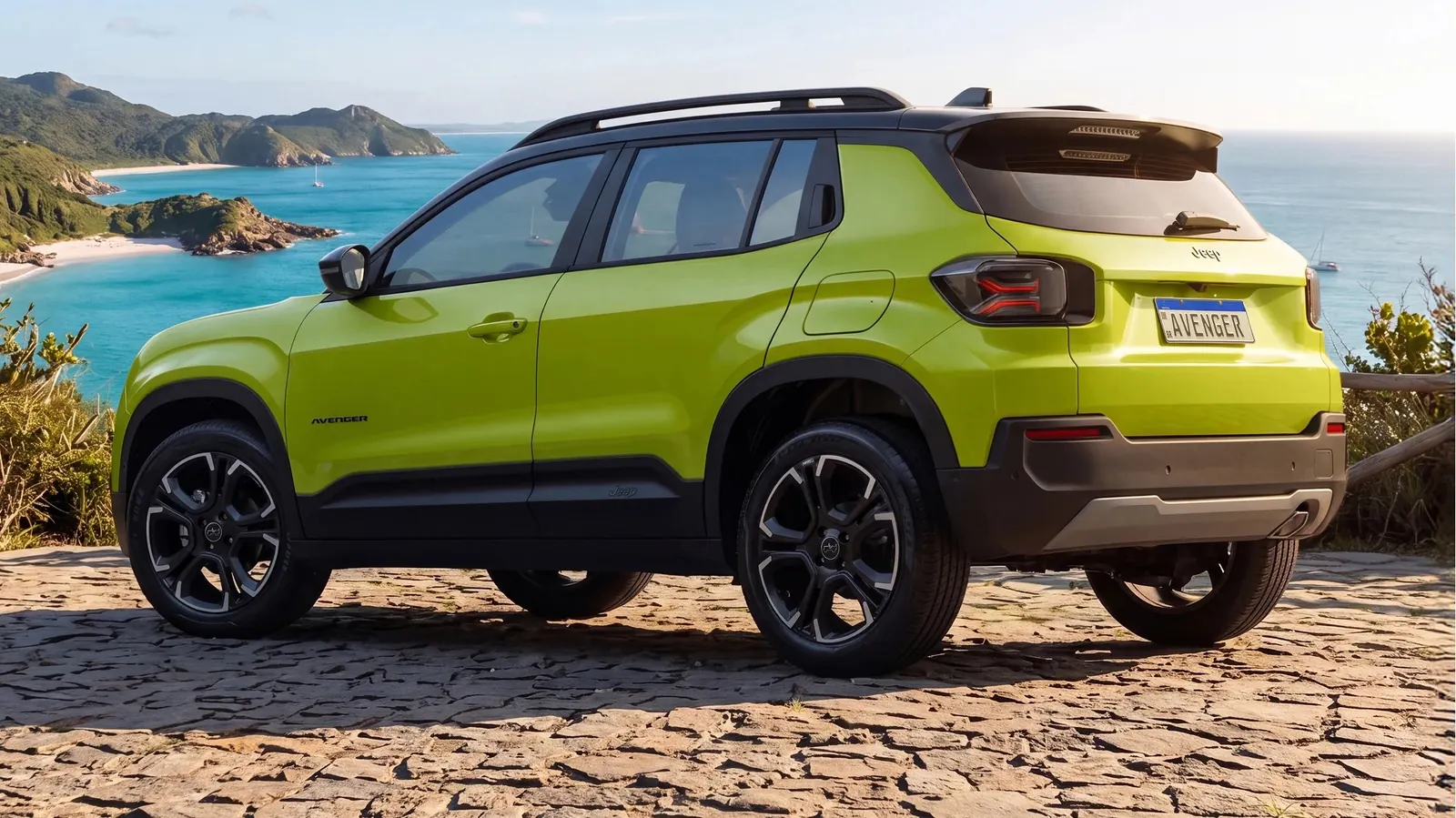 Jeep Avenger de tres cuartos trasero frente al mar